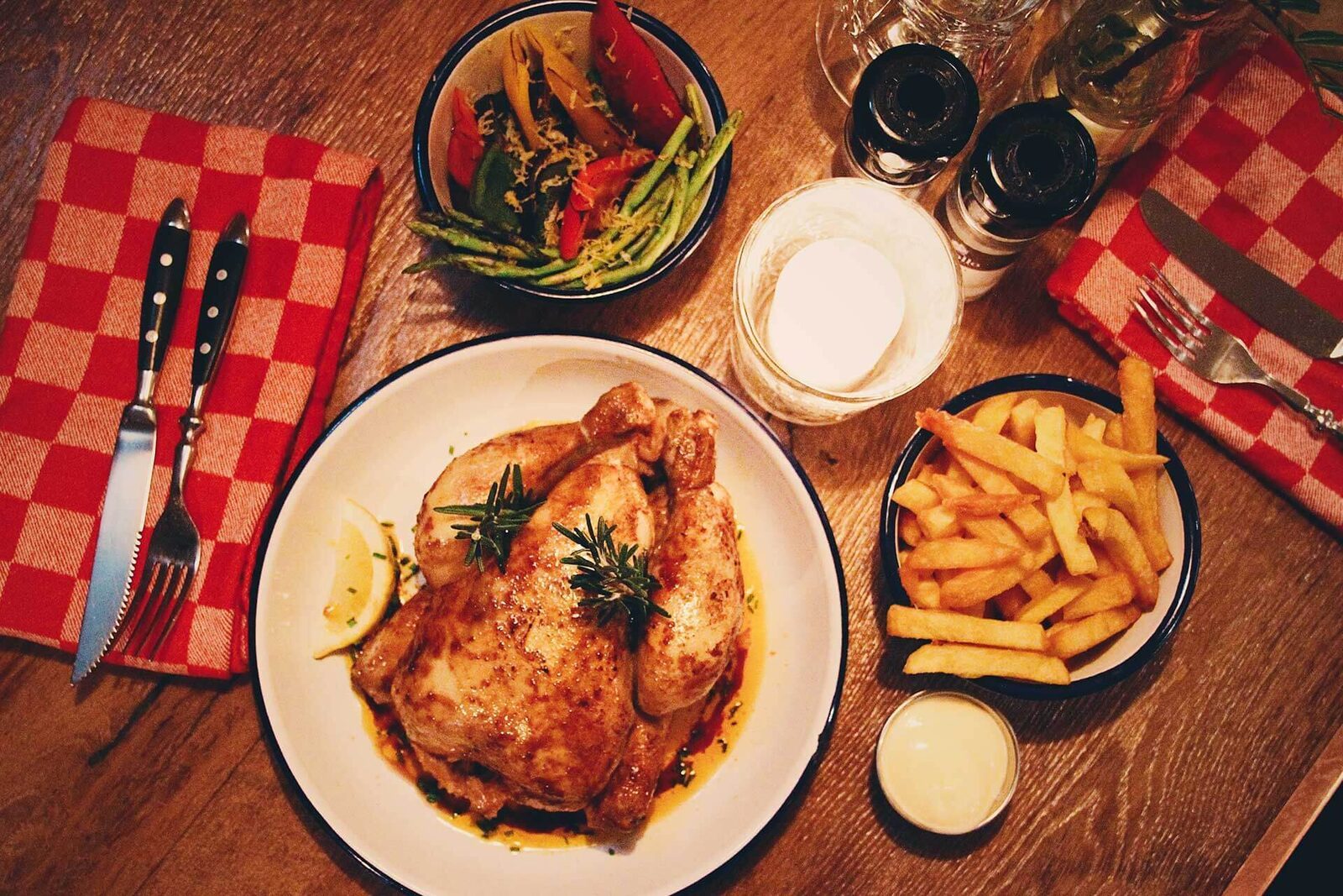 Half rotisserie chicken with Vleminckx fries and mayonnaise